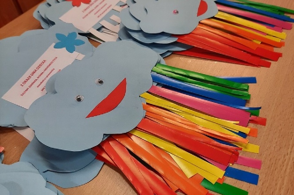 Zdjęcie: Terapia zajęciowa - kartki z okazji Dnia Dziecka dla dzieci z przedszkola w Janowicach Wielkich
