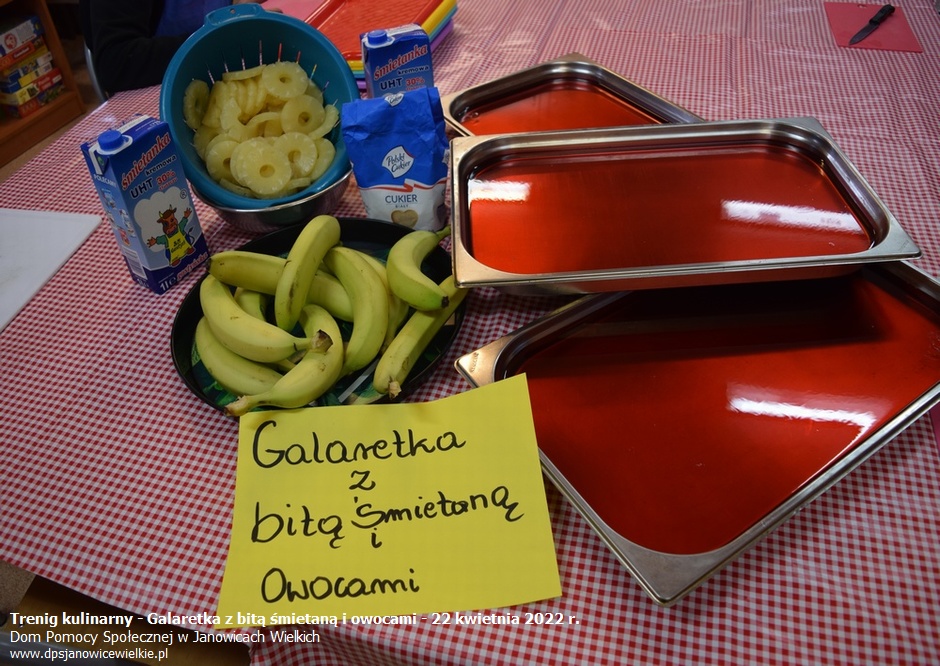 Zdjęcie: Trenig kulinarny - Galaretka z bitą śmietaną i owocami