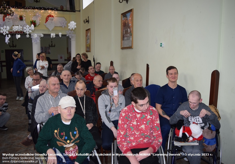Zdjęcie: Występ uczestników Ośrodka Leczenia, Terapii i Rehabilitacji Uzależnień w Mysłakowicach MONAR - Czerwony Dworek 
