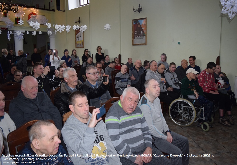 Zdjęcie: Występ uczestników Ośrodka Leczenia, Terapii i Rehabilitacji Uzależnień w Mysłakowicach MONAR - Czerwony Dworek 